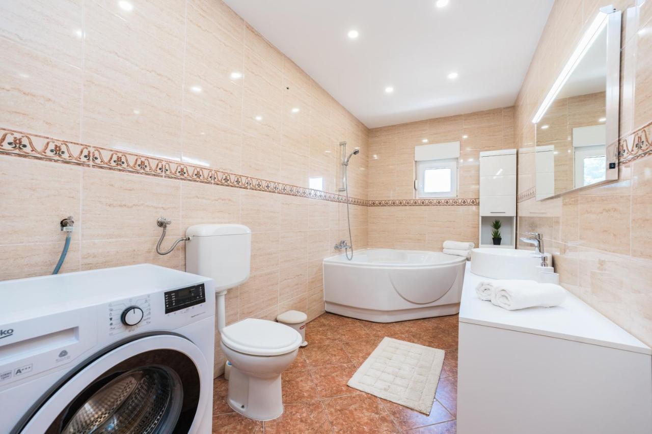 Apartmani Tomeri Starigrad Paklenica Exterior photo