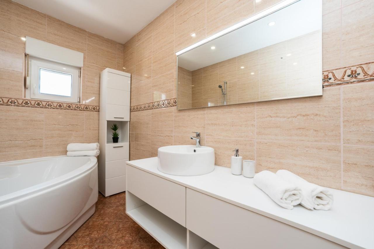 Apartmani Tomeri Starigrad Paklenica Exterior photo